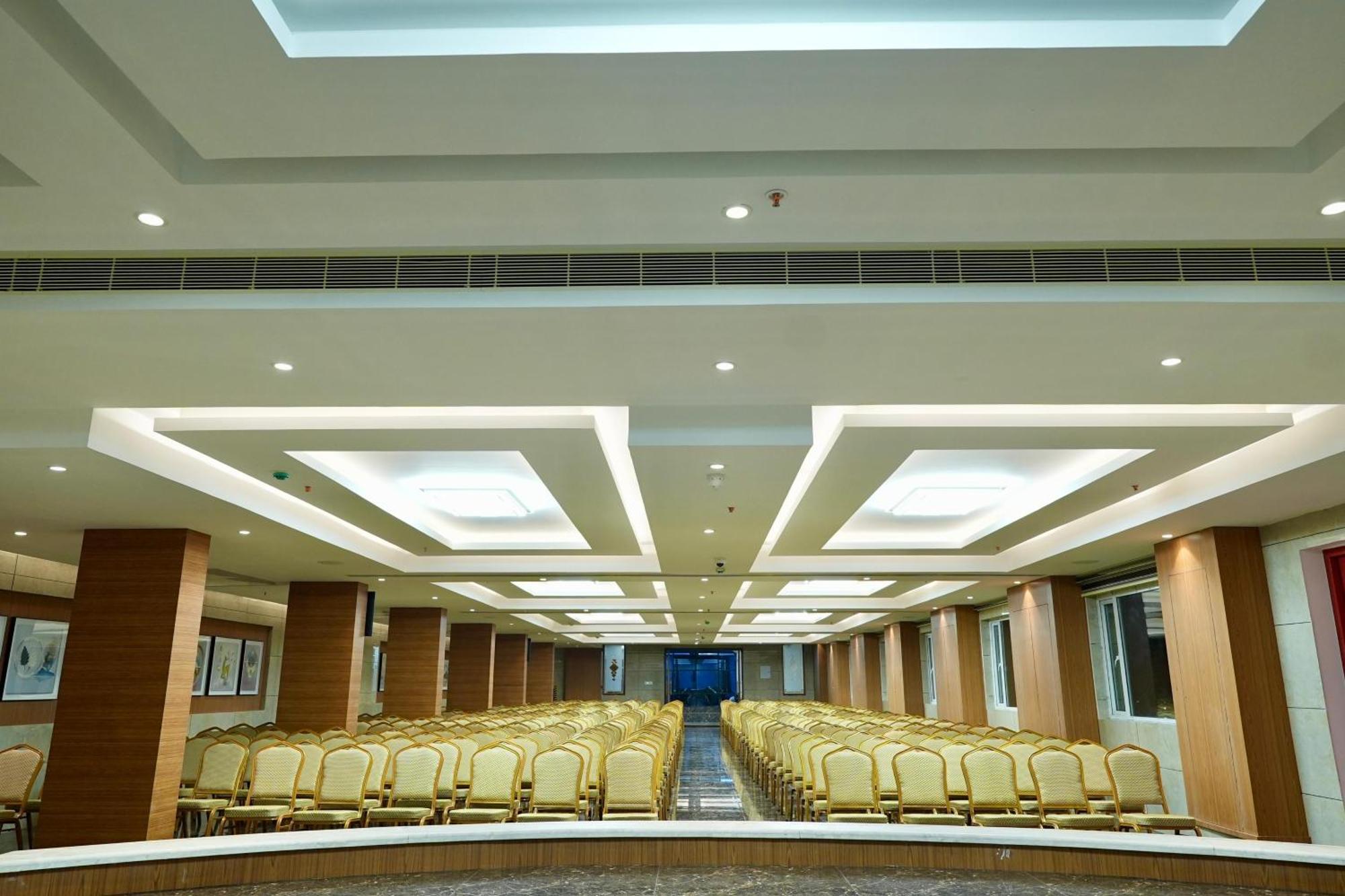 Le Royale Palace Карайкал Екстериор снимка