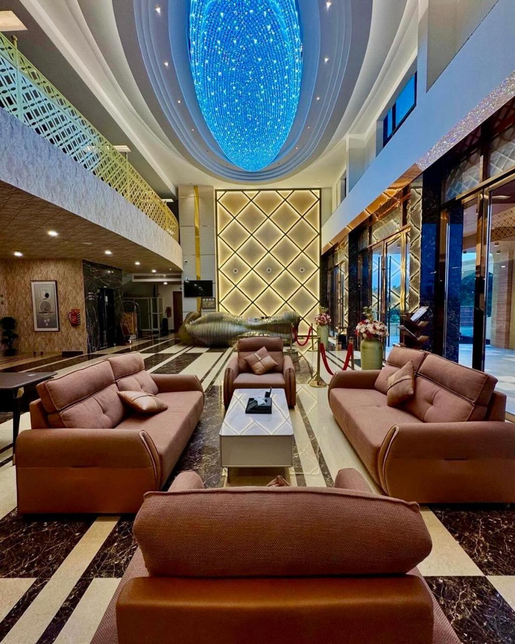Le Royale Palace Карайкал Екстериор снимка