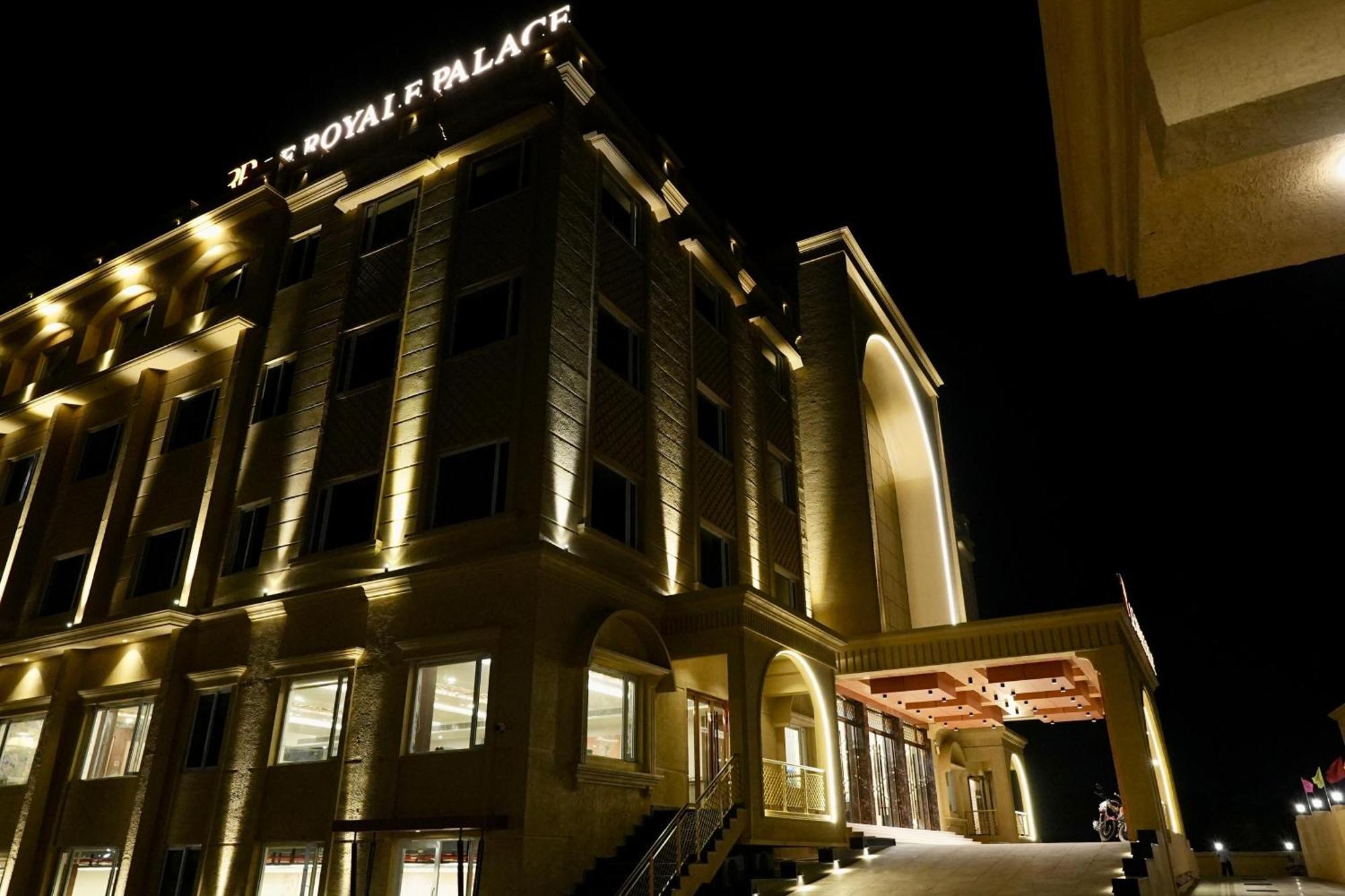Le Royale Palace Карайкал Екстериор снимка